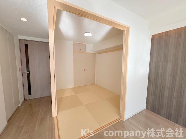 ◎茅ヶ崎市赤松町　プライム湘南辻堂リーフィアレジデンスの和室|和室4.5帖◇リビングに裸足でくつろげるスペースがあり、お昼寝やお子様の遊び場としてもご活用いただけます◇