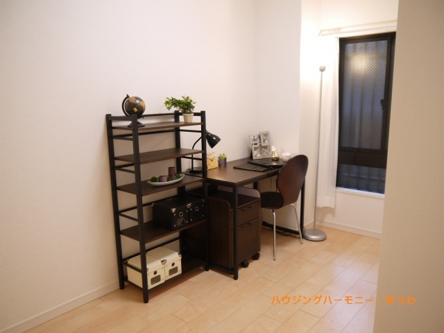 【洋室】 | レーベンハイム中板橋２ | お洒落な書斎セットがコーディネートされた洋室です。