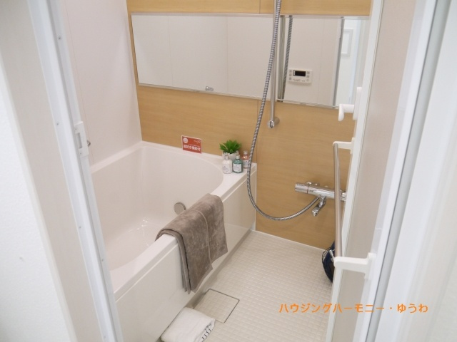 【浴室】 | レーベンハイム中板橋２ | ワイドミラーの付いたモダンな浴室で一日の疲れを癒せます。