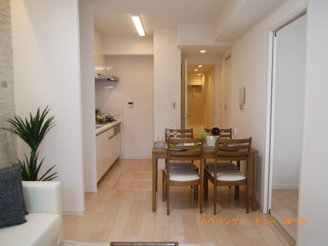 【居間・リビング】 | レーベンハイム中板橋２ | 光と風があふれる開放的なリビングダイニングには自然と家族みんなが集まってきます。