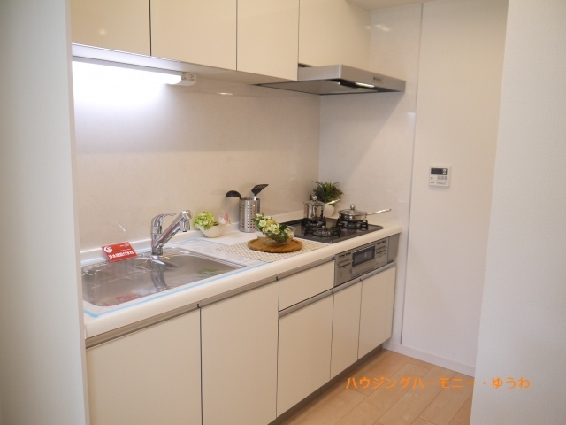 【キッチン】 | レーベンハイム中板橋２ | ３口コンロ付きのシステムキッチン、綺麗に利用されています。