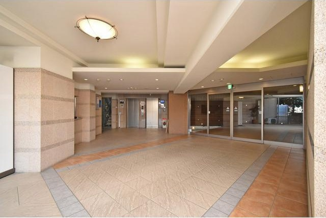 大阪市西区立売堀６丁目の賃貸マンションのエントランス