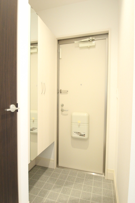 アビタシオン明大前の玄関