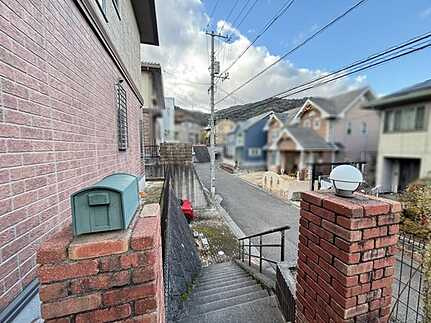 広島市西区高須台４丁目　中古一戸建て(JS)の前面道路含む現地写真