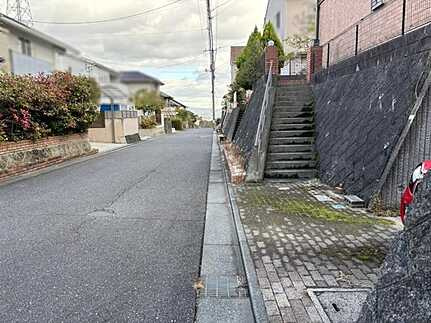 広島市西区高須台４丁目　中古一戸建て(JS)の前面道路含む現地写真