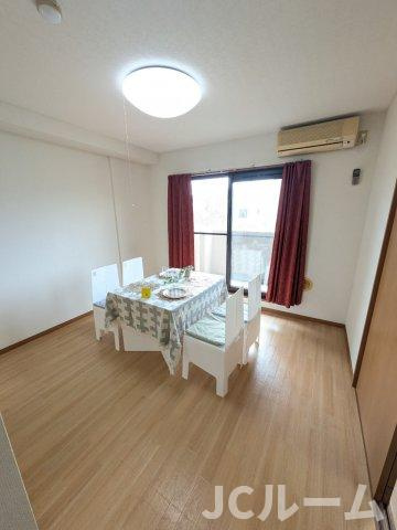 柏崎市西山町鬼王の賃貸マンションの居間・リビング