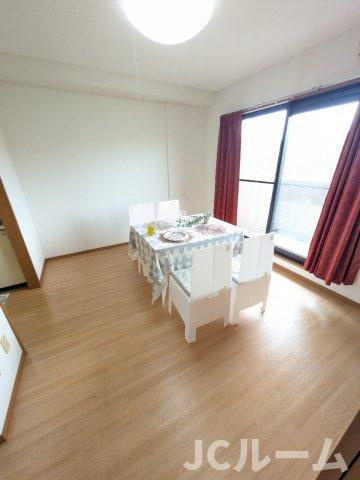 柏崎市西山町鬼王の賃貸マンションの居間・リビング