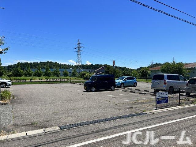 柏崎市西山町鬼王の賃貸マンションの駐車場