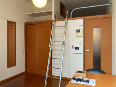 【居間・リビング】 | レオパレスＳＵＮ | こちらの居間で趣味の時間をお楽しみください