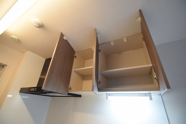 オアシスグレースのキッチン|キッチン上部の収納