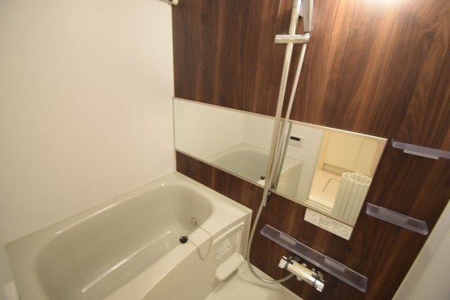 オアシスグレースの浴室|大きい鏡があります