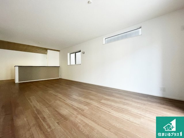 京都市伏見区羽束師鴨川町　第3期　新築一戸建ての居間・リビング|日当たり良好の明るいリビングで朝の目覚めもスッキリできそう！対面キッチンでご家族のコミュニケーションも自然と増える設計！小さなお子様が遊ぶスペースを作っても広々とくつろげるLDK！