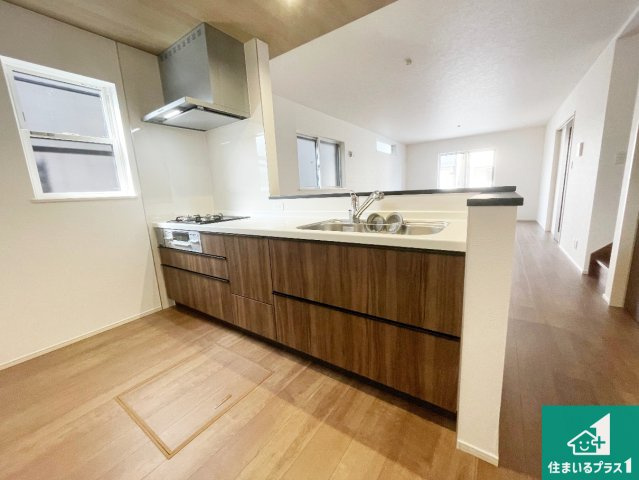 京都市伏見区羽束師鴨川町　第3期　新築一戸建てのキッチン|リビングと統一感があり、使い勝手のいいキッチン。広々としているので、二人並んで作業が出来ちゃいます。お子様と一緒に色々なお料理に挑戦できるスペースがあります。