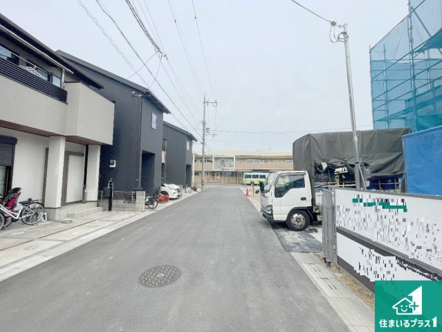 京都市伏見区羽束師鴨川町　第3期　新築一戸建ての前面道路含む現地写真|周辺は落ち着いた街並みの住宅地！子育てがしやすい住環境です！まだ未完成ですが、現地でしかわからない事もございます。是非一度ご覧ください。