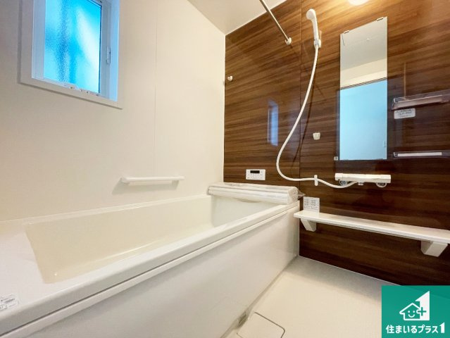 京都市伏見区羽束師鴨川町　第3期　新築一戸建ての浴室|足をゆったり伸ばして寛げる浴槽です。窓が設けられていますので差し込む光が明るく穏やかな雰囲気にしてくれます♪浴室乾燥機も設置しているので、雨の日の洗濯物も安心です♪