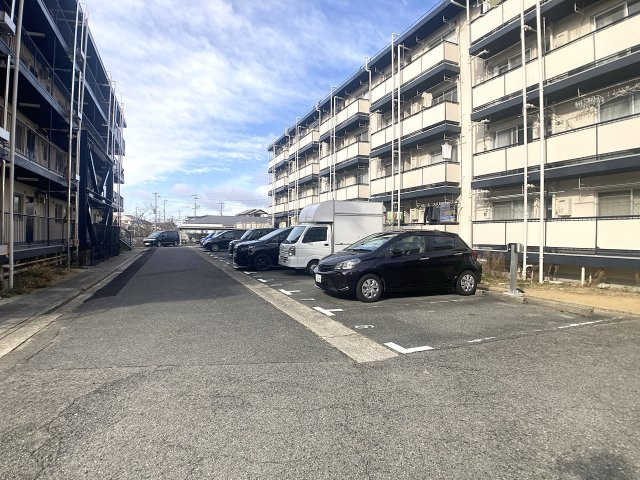 ビレッジハウス鈴蘭台4号棟の駐車場|平面の敷地内駐車場空き有り