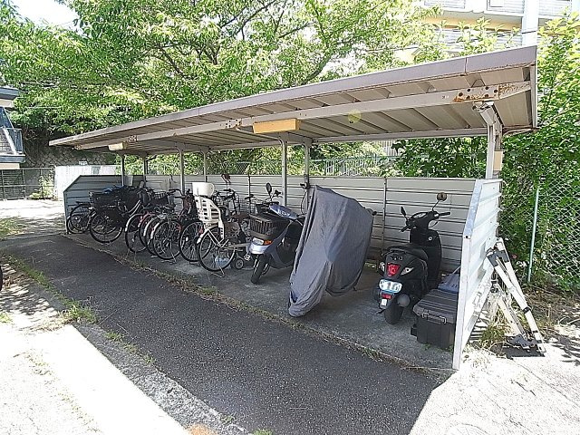 ビレッジハウス鈴蘭台4号棟のその他共用部分|屋根付き自転車・バイク置場で雨の日も安心