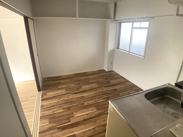 ビレッジハウス鈴蘭台4号棟の居間・リビング|明るく広々として非常に美麗