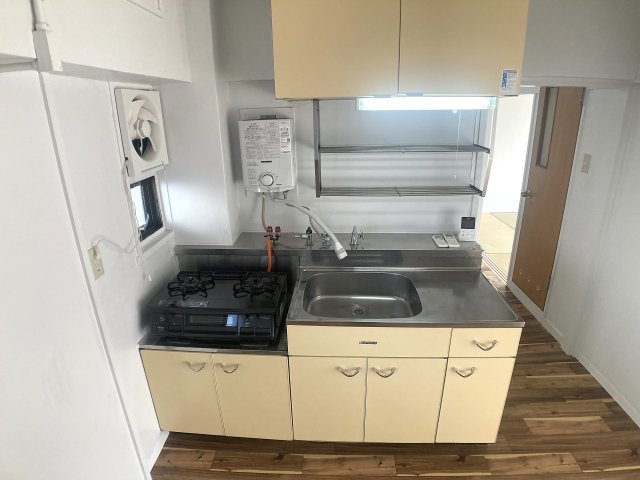 ビレッジハウス鈴蘭台4号棟のキッチン|2口コンロ付きのガスキッチン