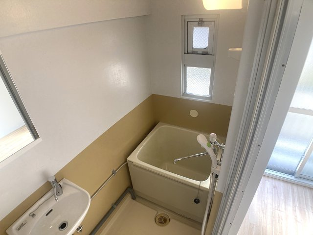 ビレッジハウス鈴蘭台4号棟の浴室|窓付で換気も良好なバスルーム