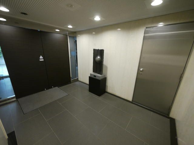 ベルメゾン上野松が谷のエントランス