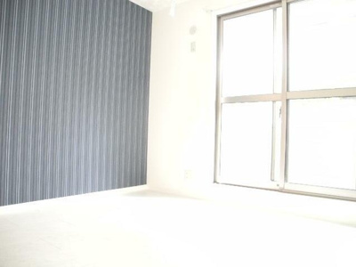 【居間・リビング】 | サンルージュ横浜 | アクセントクロスがおしゃれです♪