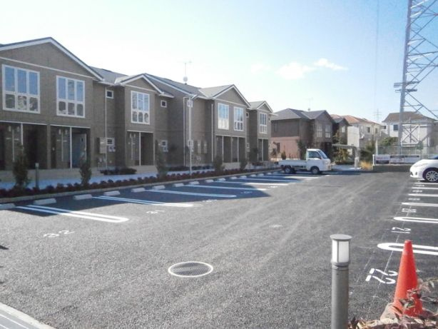 コーワ・ルミエール参番館の駐車場