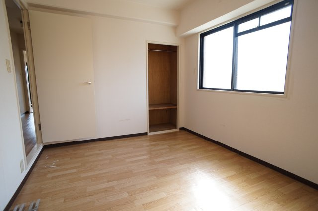 ロイヤルメゾン逆瀬川の寝室