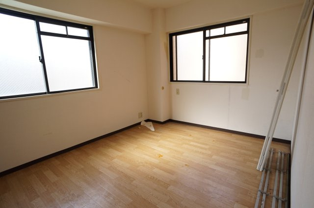 ロイヤルメゾン逆瀬川の寝室