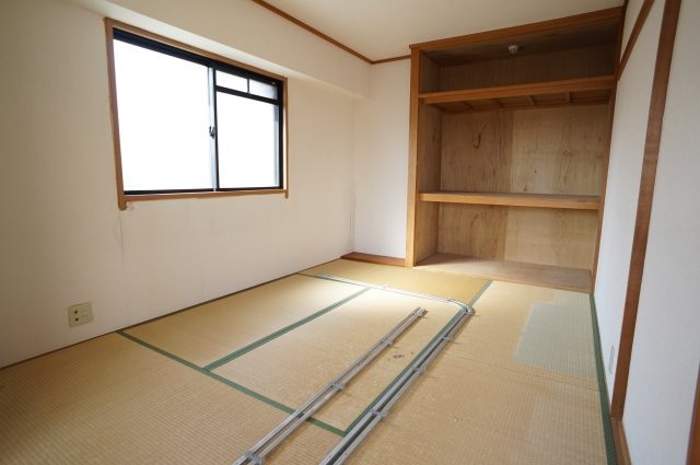 ロイヤルメゾン逆瀬川の和室