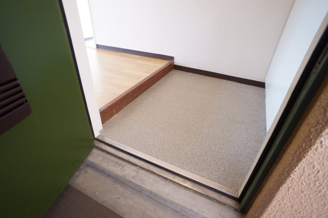 ロイヤルメゾン逆瀬川の玄関