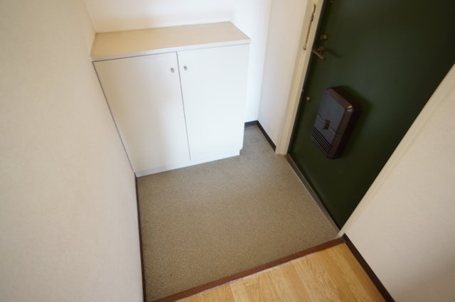 ロイヤルメゾン逆瀬川の玄関