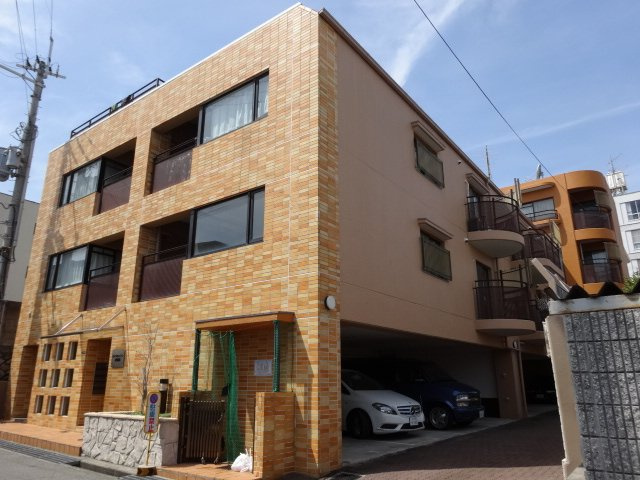 ロイヤルメゾン逆瀬川の外観