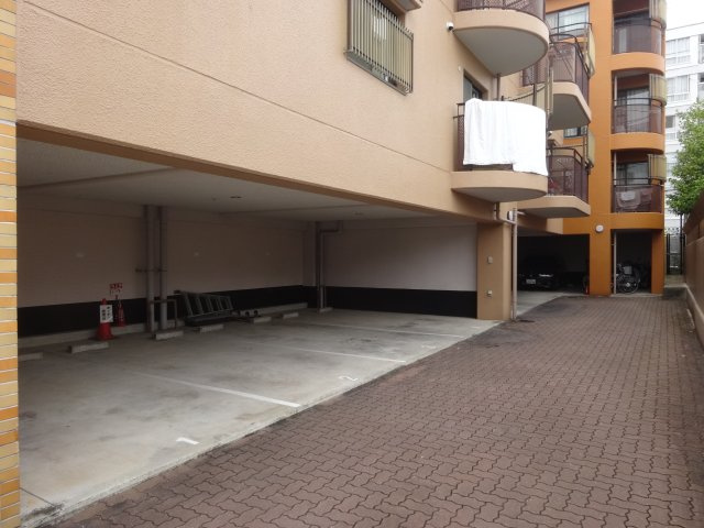 ロイヤルメゾン逆瀬川の駐車場