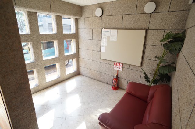 ロイヤルメゾン逆瀬川のロビー