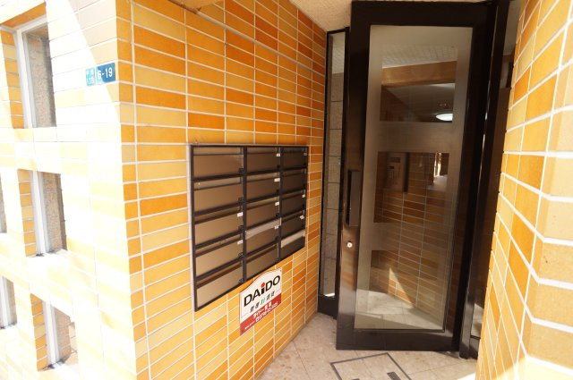 ロイヤルメゾン逆瀬川のエントランス