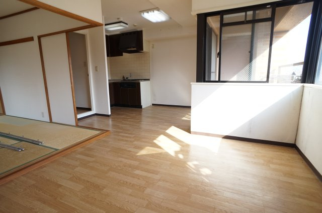 ロイヤルメゾン逆瀬川の居間・リビング