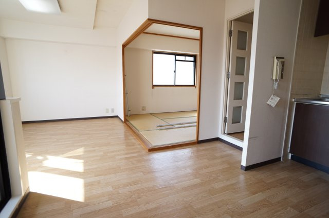 ロイヤルメゾン逆瀬川の居間・リビング