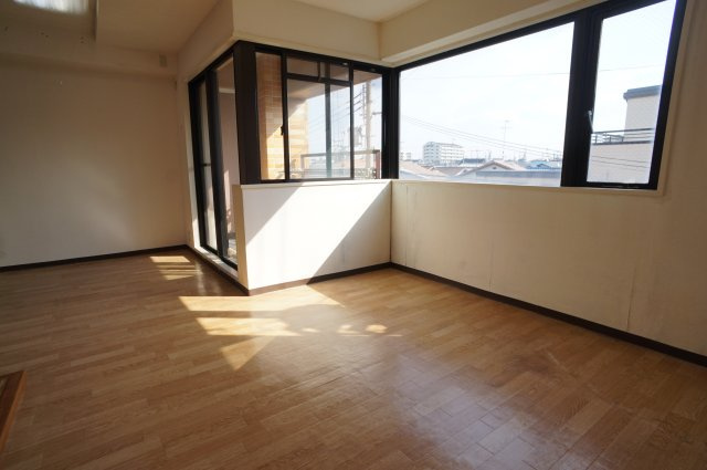 ロイヤルメゾン逆瀬川の居間・リビング