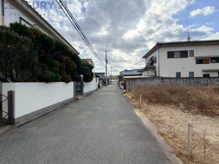 角地で見通しが良く開放感がございます。