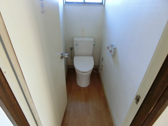 高崎市八幡町　中古戸建【売主】のトイレ|ゆったりとした空間のトイレです
