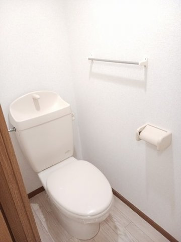 ビサイド桜木Ｂのトイレ|落ち着いた色調のトイレです