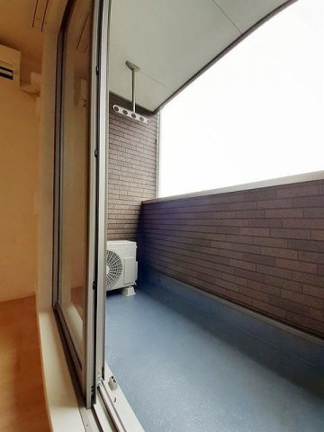 プリムールのバルコニー|外からの目が気にならないバルコニーで洗濯物が干せます