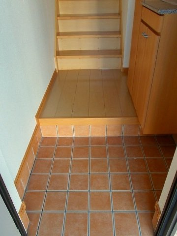 サンエイツプレインＡの玄関|収納もある玄関です