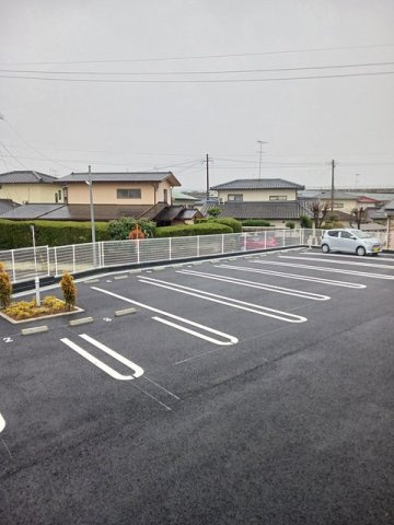 ウェスト須屋の駐車場|駐車場があるので、車を買う予定の方も安心です