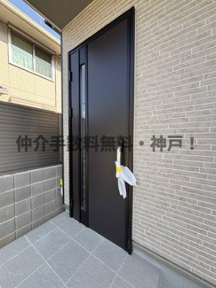 【玄関】 | 神戸市垂水区塩屋北町4丁目　新築戸建A号棟　仲介手数料無料！ | 明るい玄関です