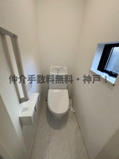 【トイレ】 | 神戸市垂水区塩屋北町4丁目　新築戸建A号棟　仲介手数料無料！ | コンパクトで使いやすいトイレです