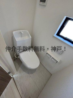 【トイレ】 | 神戸市垂水区塩屋北町4丁目　新築戸建A号棟　仲介手数料無料！ | 清潔感のあるトイレです