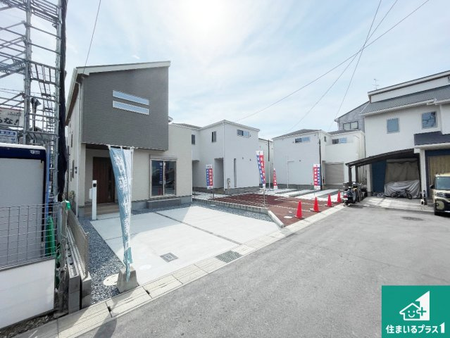 京都市伏見区羽束師鴨川町　第3期　新築一戸建ての外観|周辺は閑静な住宅街！前面道路広々で車の出し入れも便利です。駐車が苦手な方でも安心して車庫入れできます！