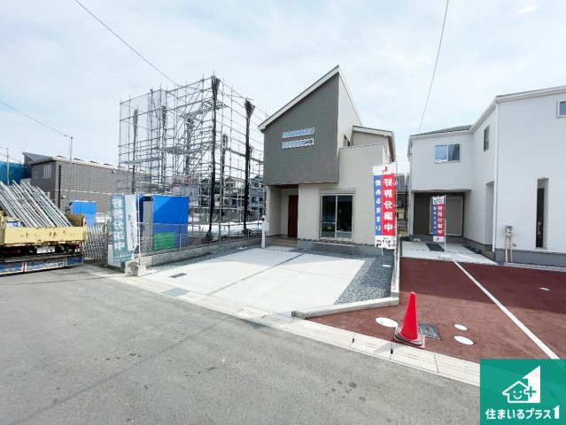 京都市伏見区羽束師鴨川町　第3期　新築一戸建ての外観|周辺は落ち着いた街並みの住宅地！子育てがしやすい住環境です！まだ未完成ですが、現地でしかわからない事もございます。是非一度ご覧ください。
